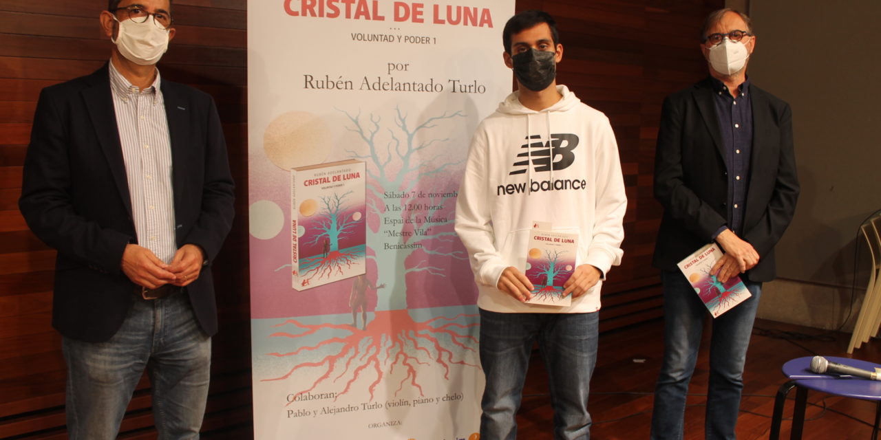 Rubén Adelantado presenta la seua primera novel·la “Cristal de Luna”