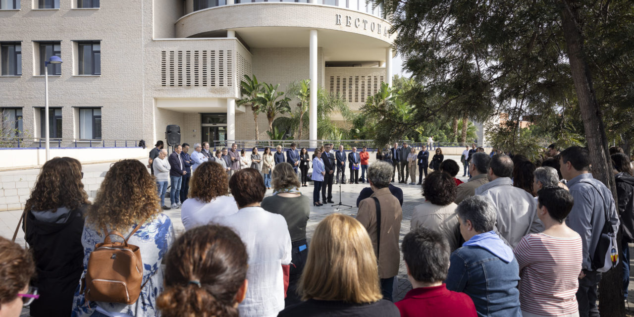 L’UJI guarda uns minuts de silenci en solidaritat per les víctimes de la DANA a València