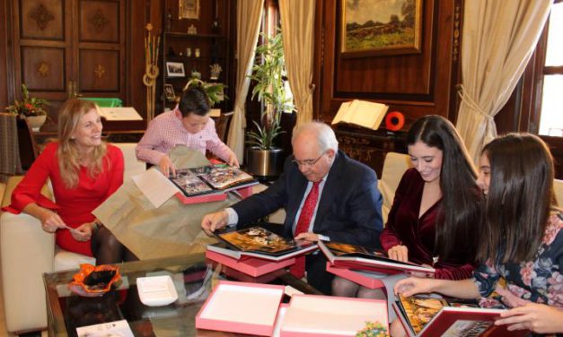 Marco entrega un àlbum fotogràfic a les reines i pregoners de les festes de 2019