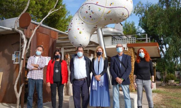 Marco enalteix la labor d’ALCER Castalia en la visita al monument que instal·laran a Castelló