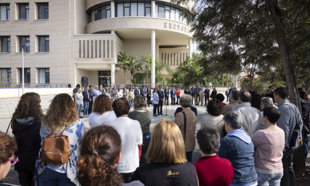 L’UJI guarda uns minuts de silenci en solidaritat per les víctimes de la DANA a València