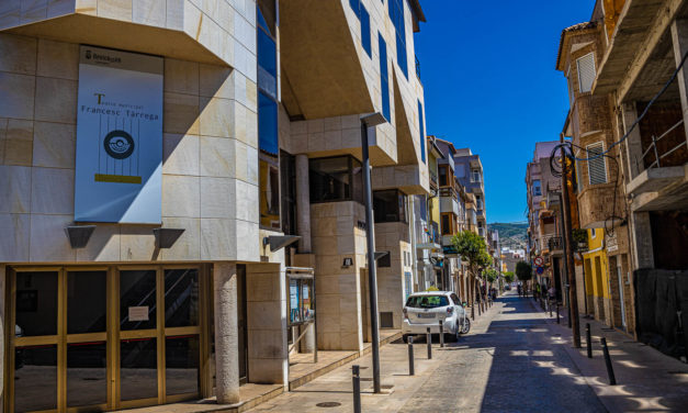 Benicàssim invertix en la renovació de la llum del Teatre Municipal Francesc Tàrrega millorant la seua qualitat i eficiència