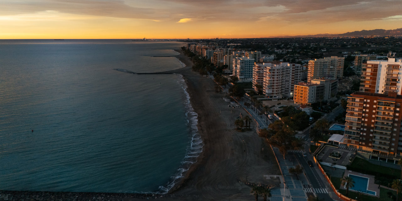 Benicàssim impulsa la instal·lació de senyalística intel·ligent per a millorar la mobilitat per als vianants i posar en valor els seus recursos turístics