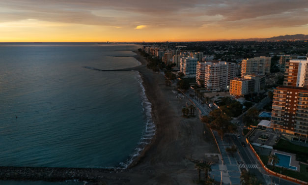 Benicàssim impulsa la instal·lació de senyalística intel·ligent per a millorar la mobilitat per als vianants i posar en valor els seus recursos turístics