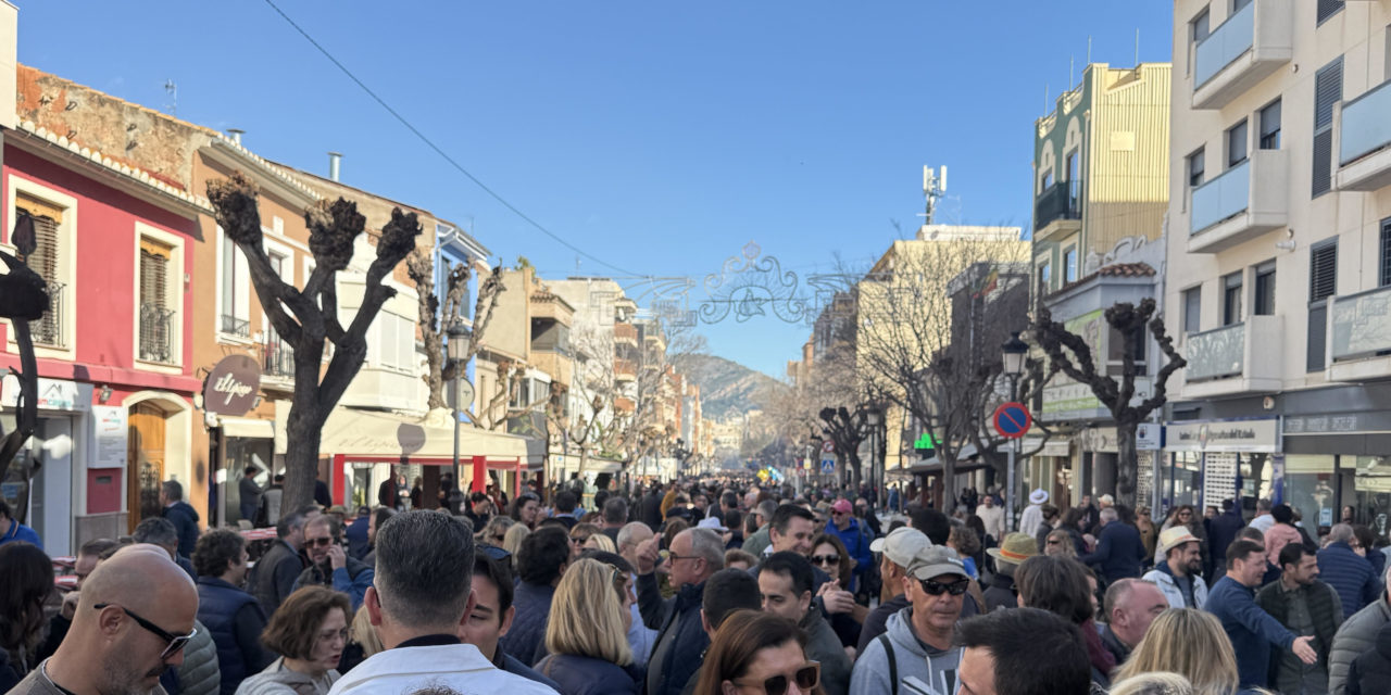 Dia de les Paelles de rècord: més de 35.000 persones al voltant de 1.300 paelles cuinades simultàniament per tot el nucli urbà