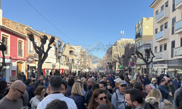 Dia de les Paelles de rècord: més de 35.000 persones al voltant de 1.300 paelles cuinades simultàniament per tot el nucli urbà