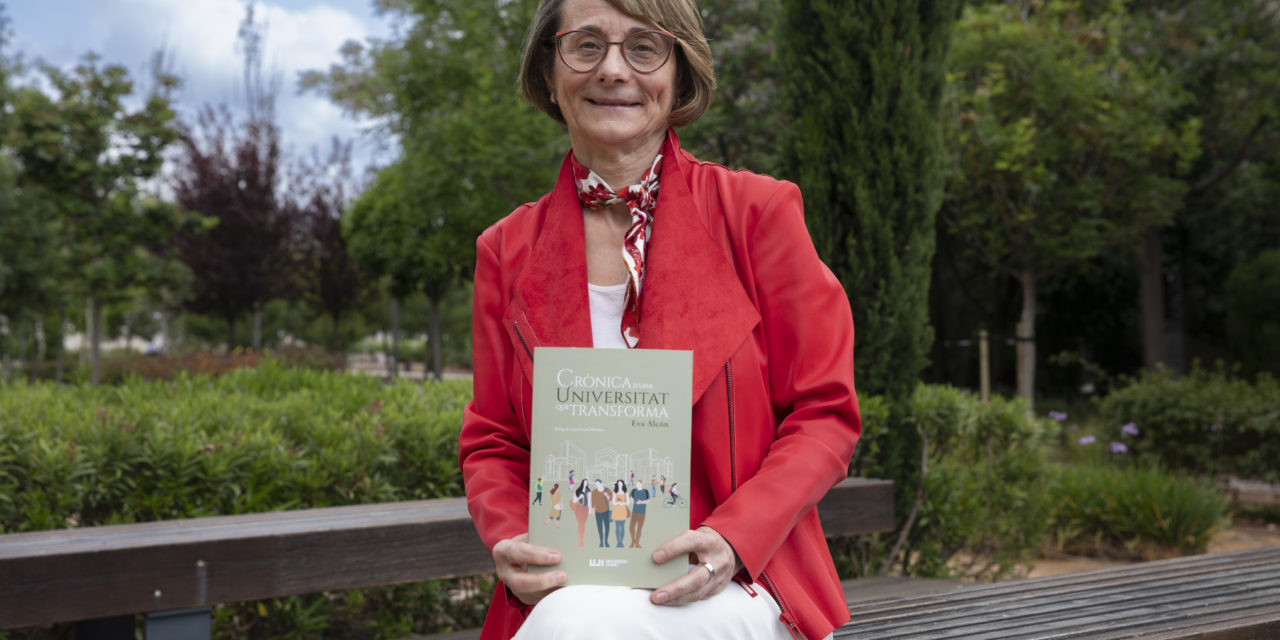 La rectora Eva Alcón recull la seua manera d’entendre la universitat com a «bé públic i al servei de la societat» en «Crònica d’una universitat que transforma»