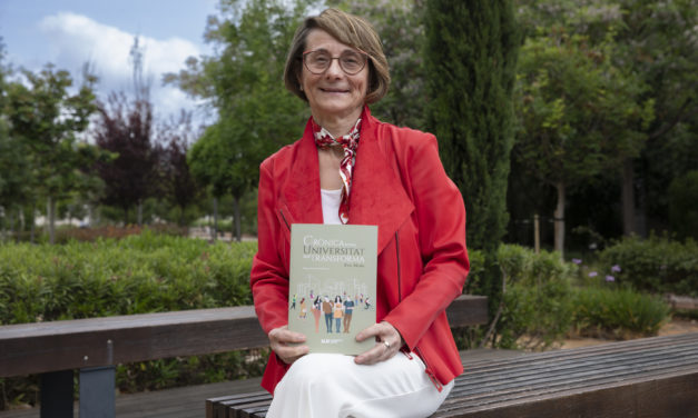 La rectora Eva Alcón recull la seua manera d’entendre la universitat com a «bé públic i al servei de la societat» en «Crònica d’una universitat que transforma»