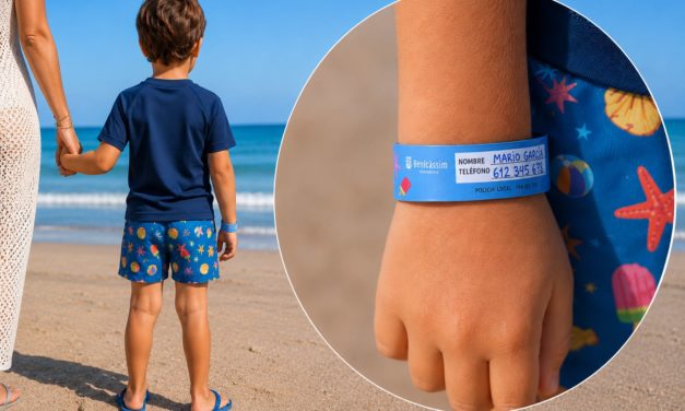 Benicàssim reparteix polseres identificatives per a garantir la seguretat dels més xicotets a les seues platges